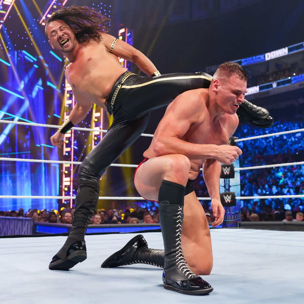 IC王者グンター（右）の後頭部に膝をたたき込んだ中邑真輔コピーライト2022 WWE, Inc. All Rights Reserved.