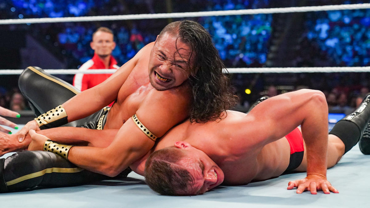 IC王者グンター（右）の右腕を捕獲した中邑真輔コピーライト2022 WWE, Inc. All Rights Reserved.