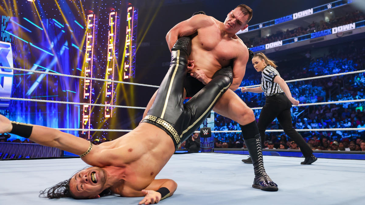 IC王者グンター（右）に両足を捕獲された中邑真輔コピーライト2022 WWE, Inc. All Rights Reserved.