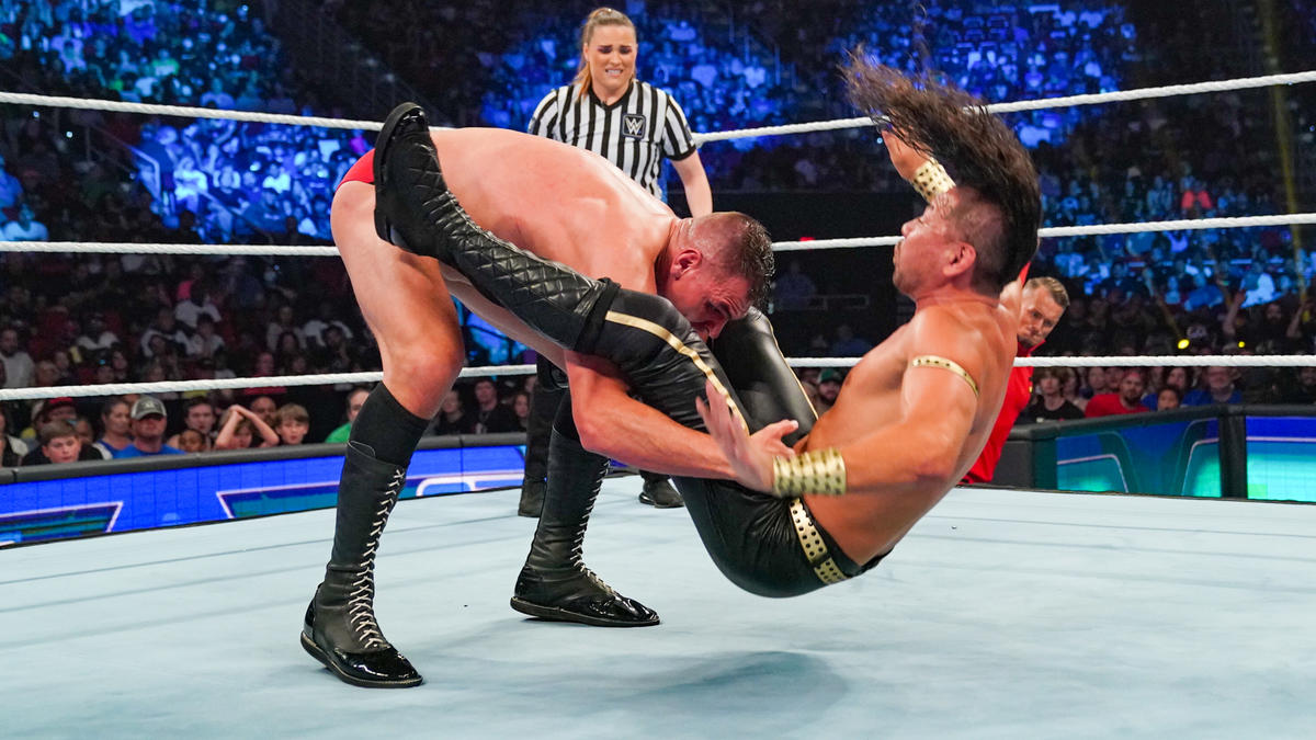 IC王者グンター（左）のパワーボムを浴びた中邑真輔コピーライト2022 WWE, Inc. All Rights Reserved.