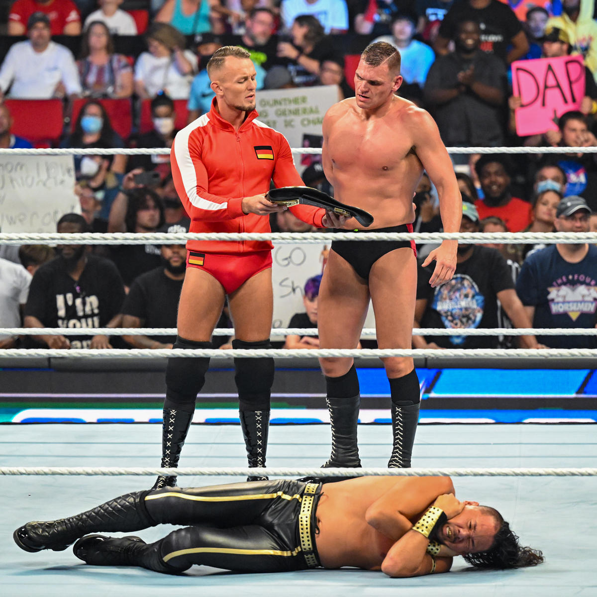 IC王者グンター（後方右）に敗れ、手前に倒れこんだ中邑真輔コピーライト2022 WWE, Inc. All Rights Reserved.