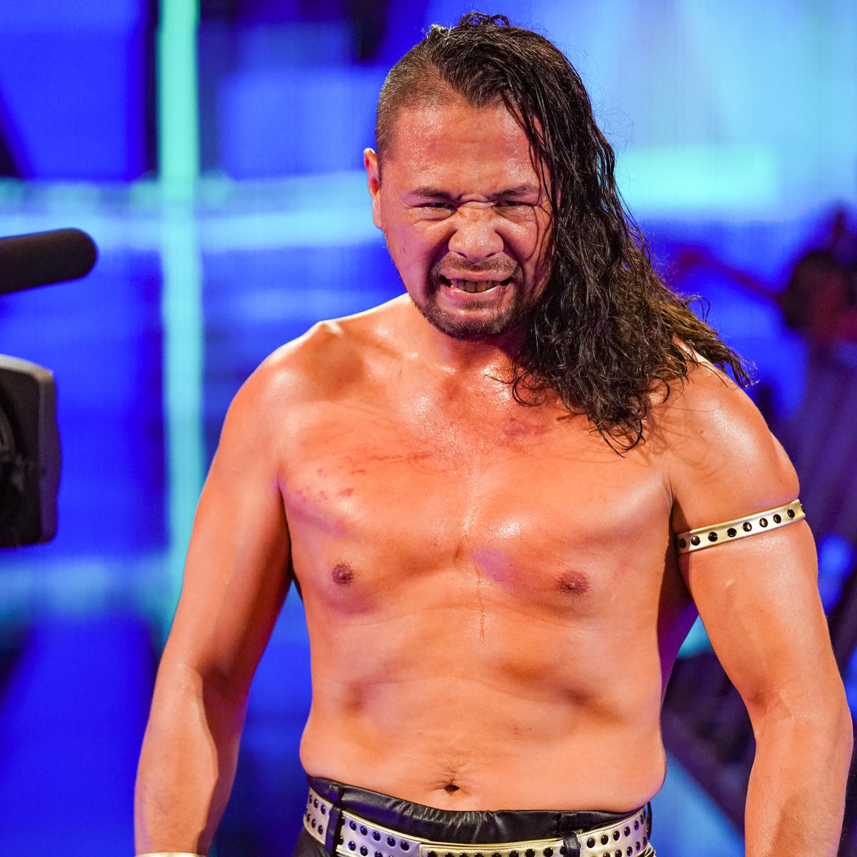 花道で悔しそうな表情を浮かべた中邑真輔Dコピーライト2022 WWE, Inc. All Rights Reserved.