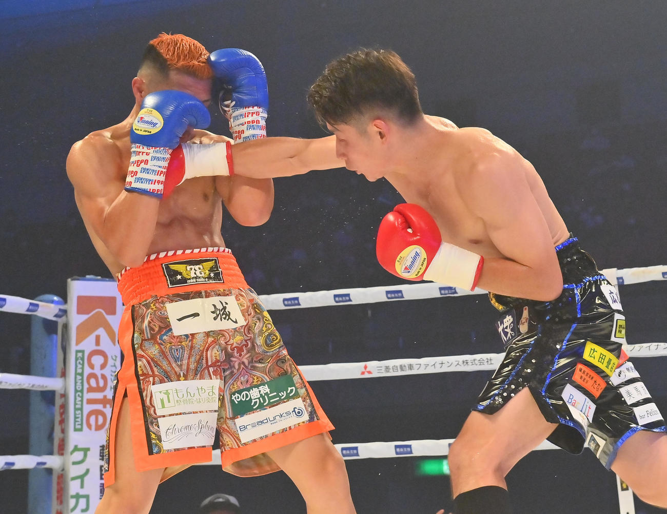 2回、福永宇宙（左）は山下賢哉にパンチを繰り出す（撮影・和賀正仁）