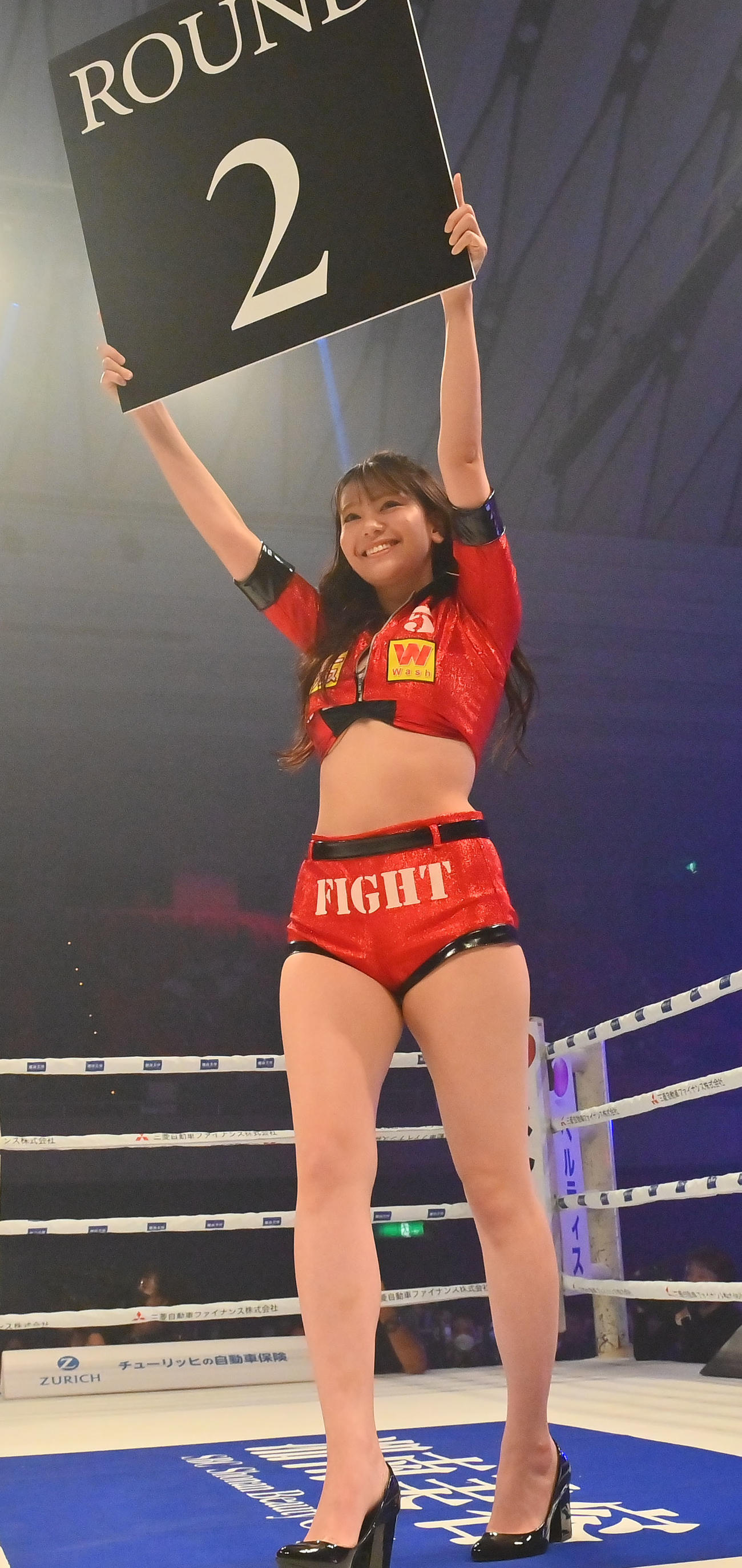 ラウンドガールを務める西野咲（撮影・和賀正仁）