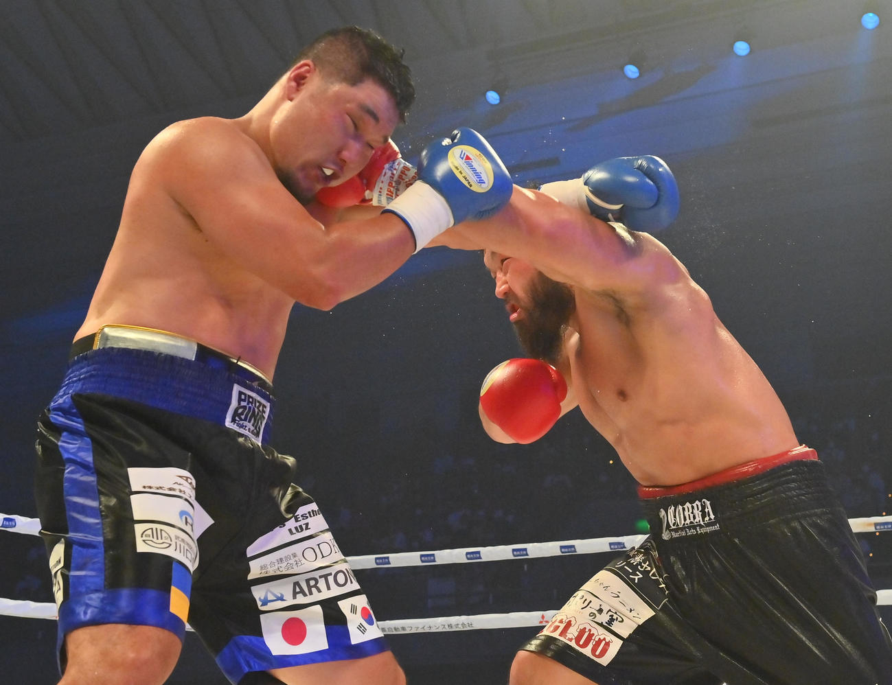 4回、石井慧（右）は高山秀峰に強烈なパンチを浴びせる（撮影・和賀正仁）