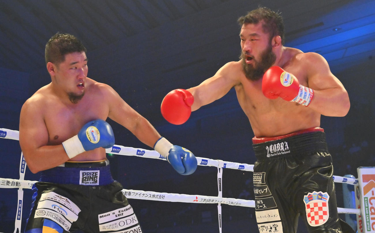 4回、石井慧（右）は高山秀峰に強烈なパンチを浴びせる（撮影・和賀正仁）