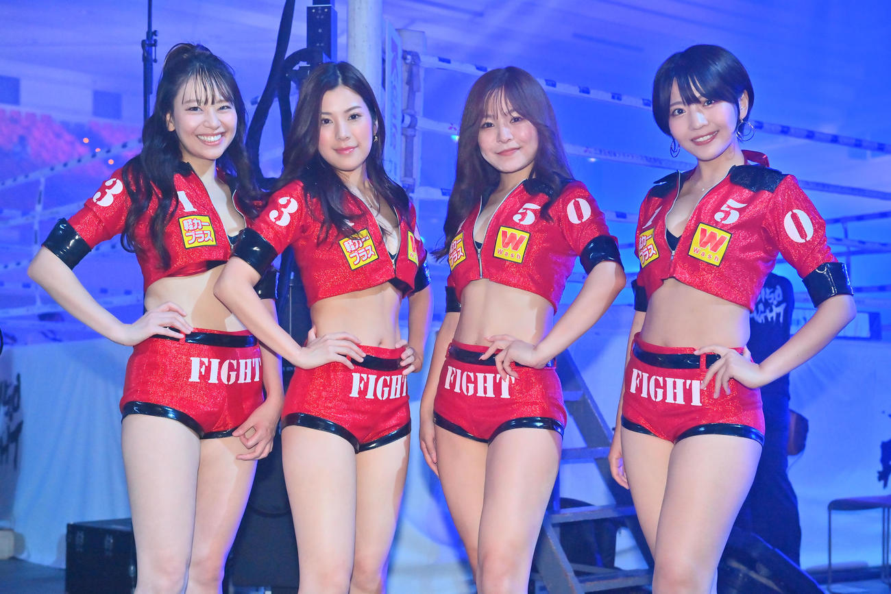 ラウンドガールを務める（左から）磯部希帆、内田瑞穂、西野咲、佐々木萌香（撮影・和賀正仁）