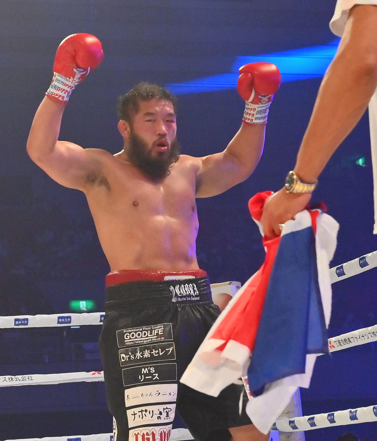 試合後、ガッツポーズで勝利をアピールする石井慧（撮影・和賀正仁）