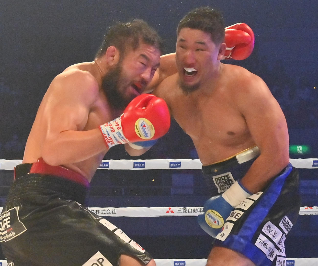 4回、石井慧（左）は高山秀峰に強烈なパンチを浴びせる（撮影・和賀正仁）
