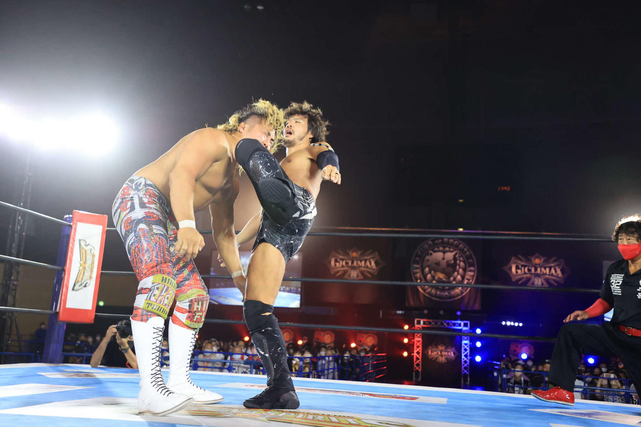 棚橋（左）にひざ蹴りを見舞うKENTA（提供・新日本プロレス）