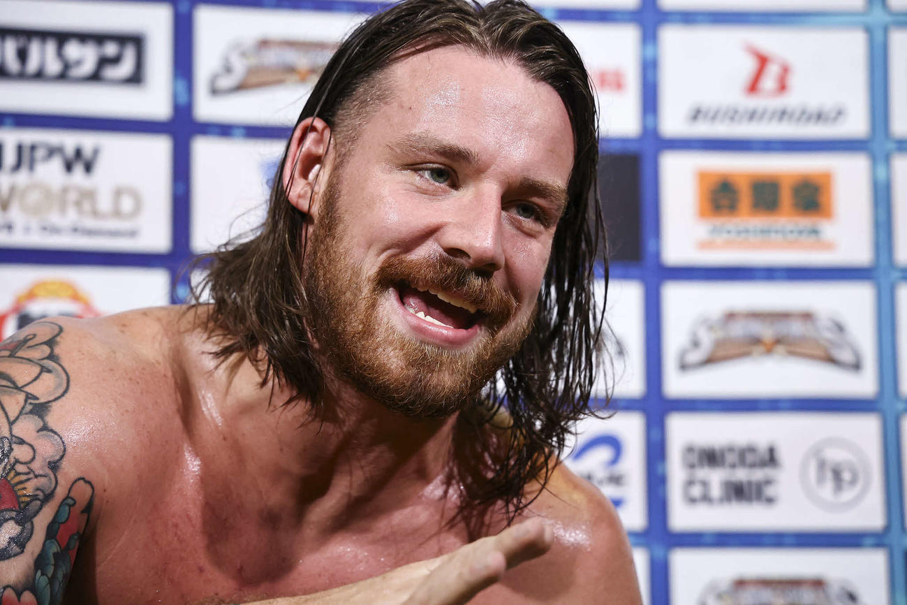 試合後にコメントするフィンレー（提供・新日本プロレス）