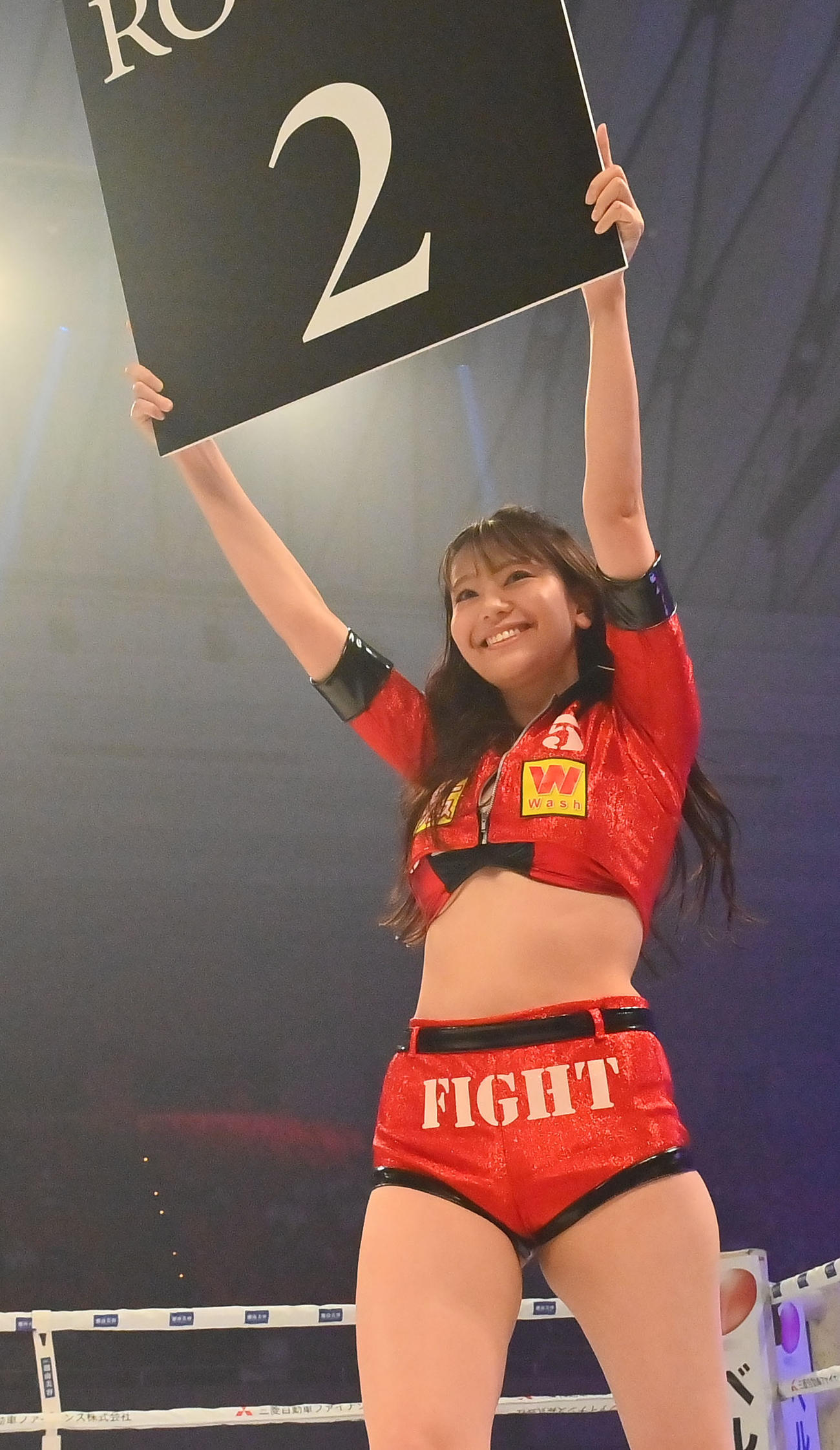 ラウンドガールを務める西野咲（撮影・和賀正仁）