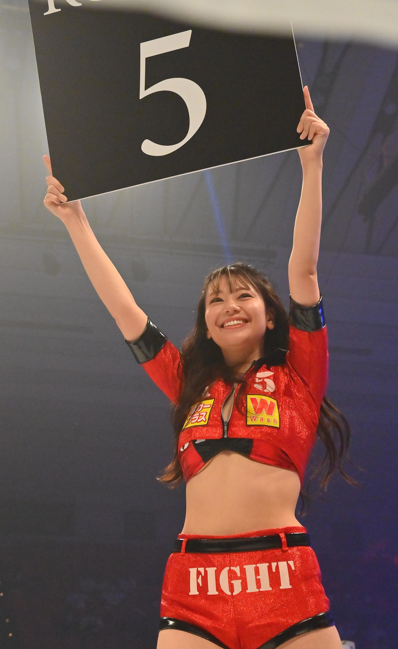ラウンドガールを務める磯部希帆（撮影・和賀正仁）