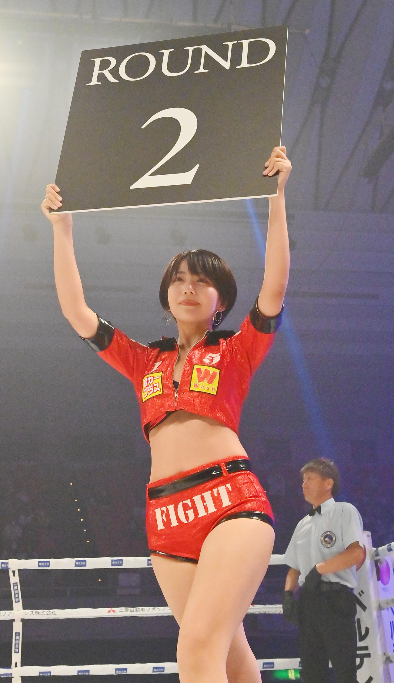 ラウンドガールを務める佐々木萌香（撮影・和賀正仁）