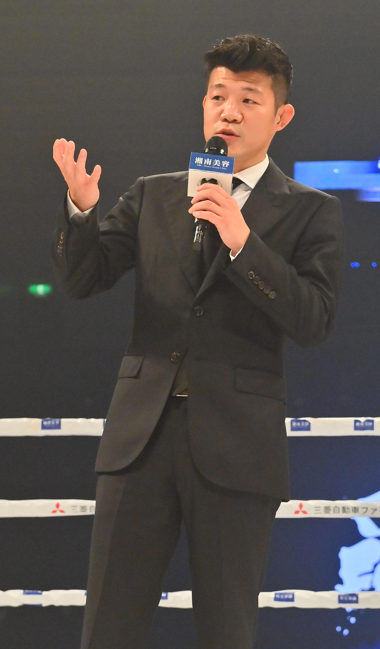 全試合が終了しファンにあいさつする亀田興毅ファウンダー（撮影・和賀正仁）