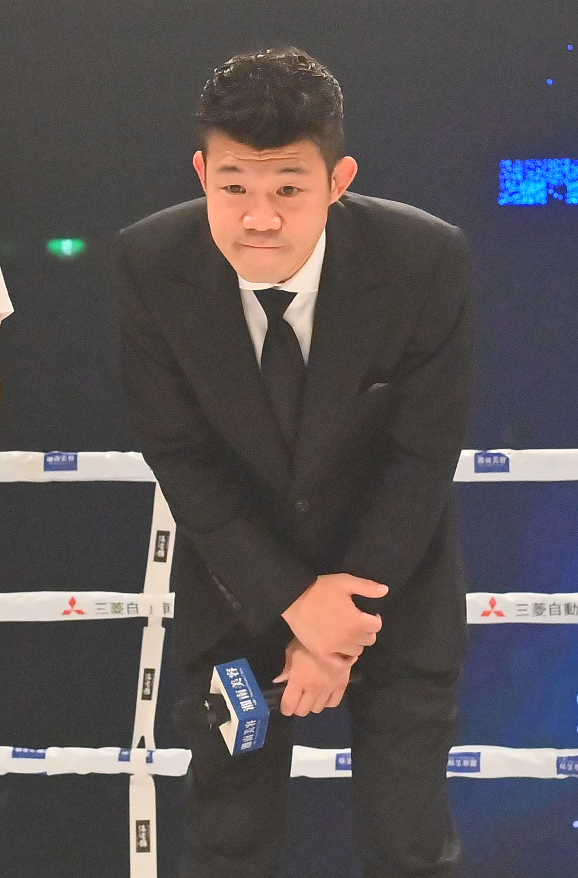 全試合が終了しファンにあいさつする亀田興毅ファウンダー（撮影・和賀正仁）