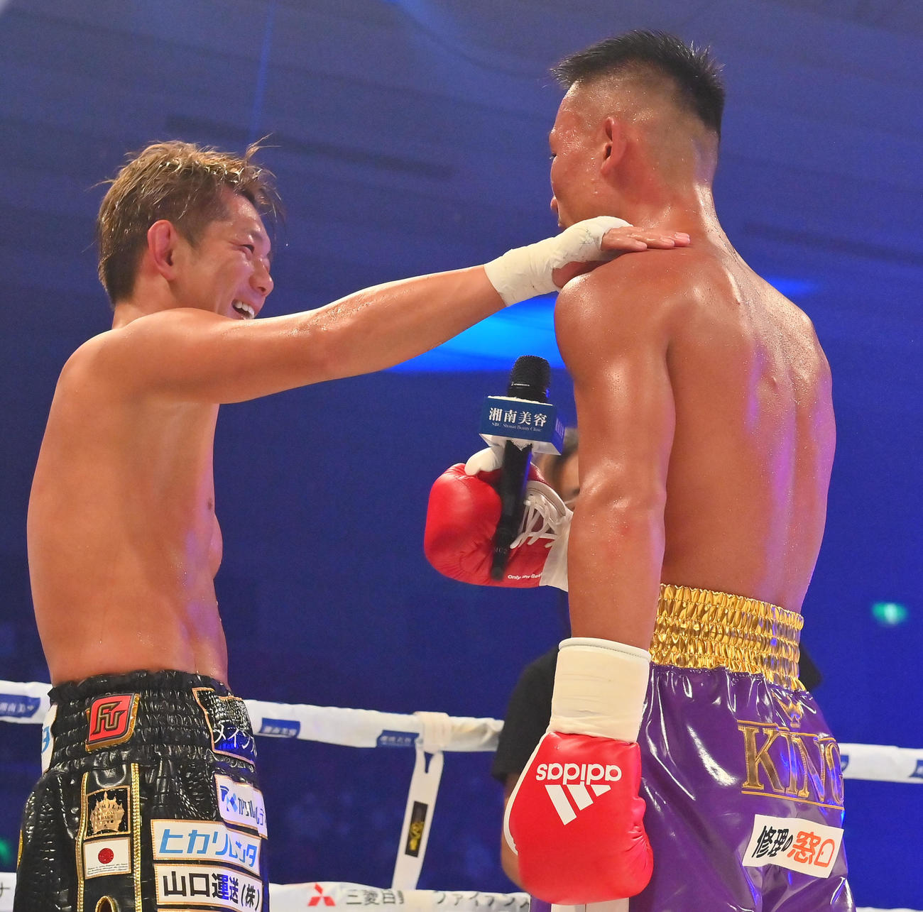 試合後、抱き合うヒロキング（右）と皇治（撮影・和賀正仁）
