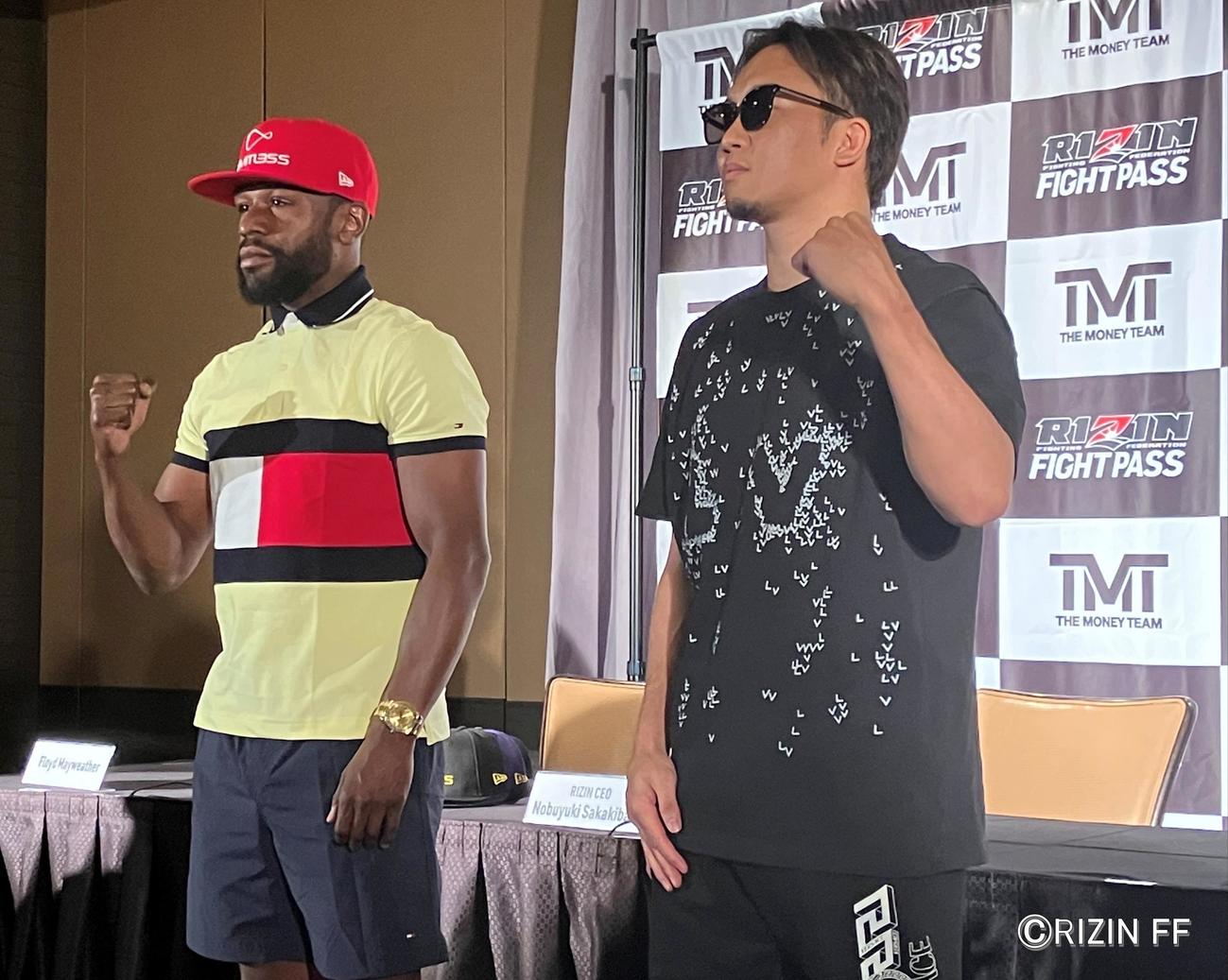 メイウェザー（左）と朝倉未来（C）RIZIN FF