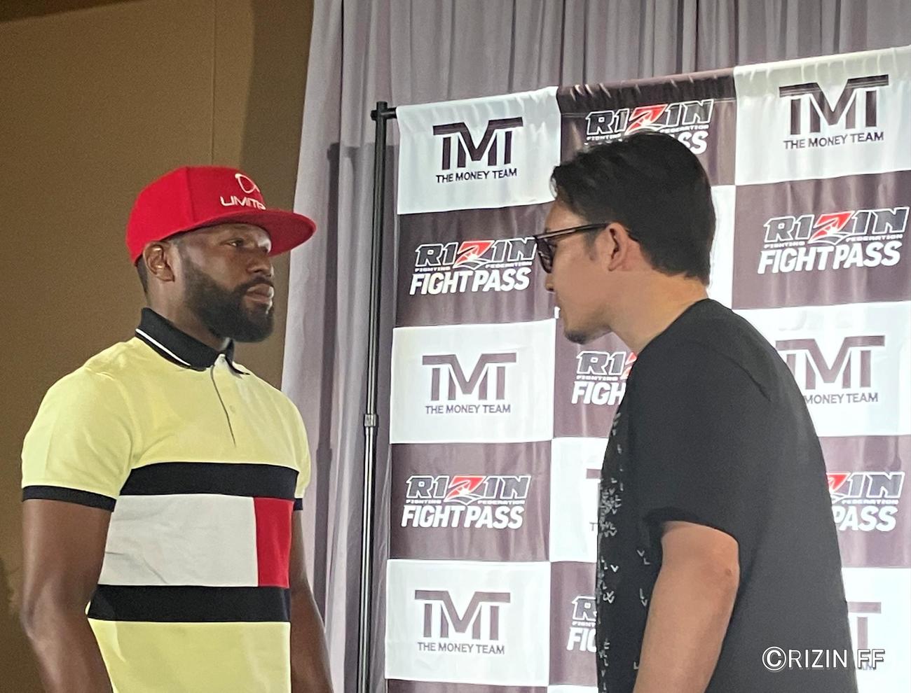 メイウェザー（左）と朝倉未来（C）RIZIN FF