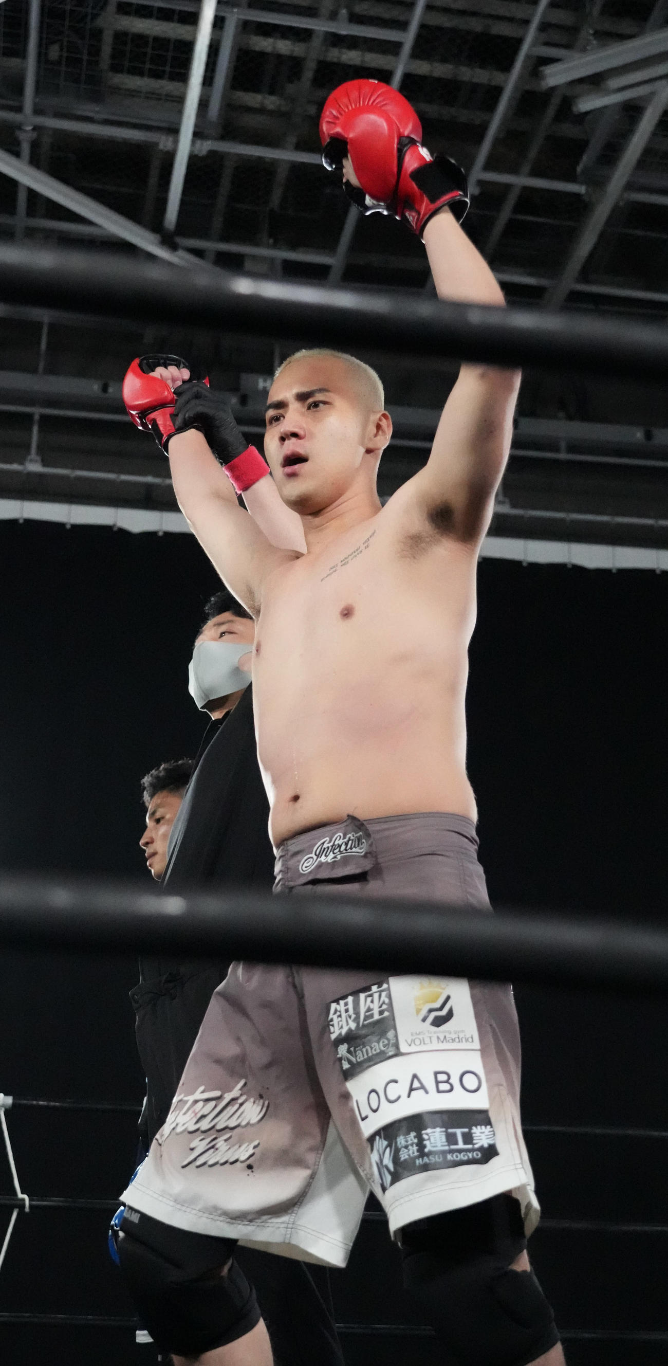 行虎対こめお　3ー0の判定勝利を収めたこめお（撮影・小沢裕）