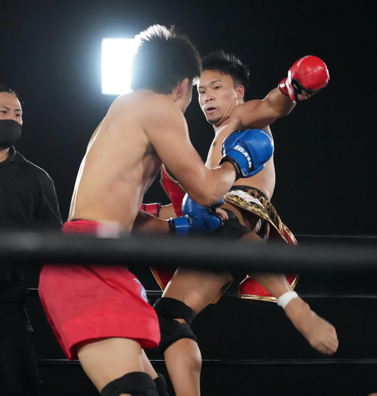 岡迫対としぞう　岡迫（左）にミドルキックを見舞うとしぞう（撮影・小沢裕）