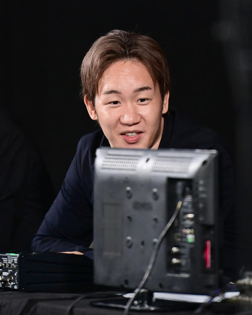 BreakingDown5．5と解説席で見守る朝倉未来（撮影・小沢裕）