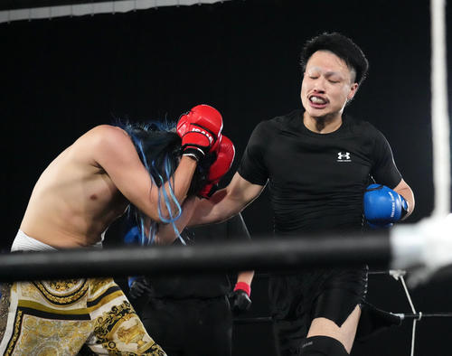 10人ニキDJ社長　4回、DJ社長（左）にパンチを放つ10人ニキ（撮影・小沢裕）