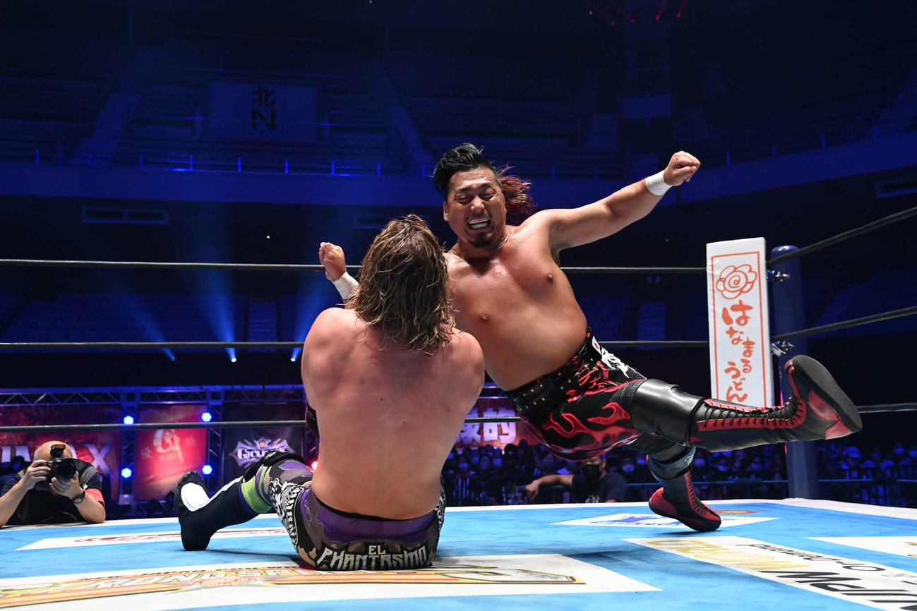 ファンタズモにパンピングボンバーを打ち込む鷹木（提供・新日本プロレス）