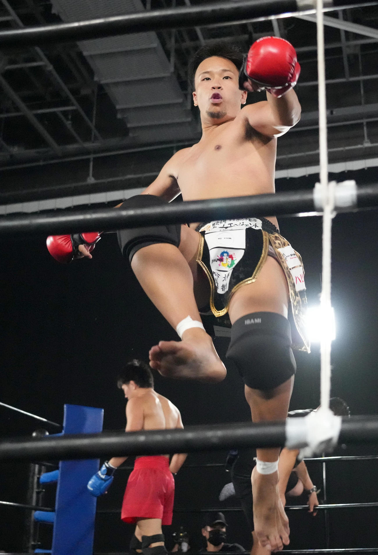 第2試合MMAルール、岡迫大誠対としぞう　勝利を確信しハイキックを披露するとしぞう（撮影・小沢裕）