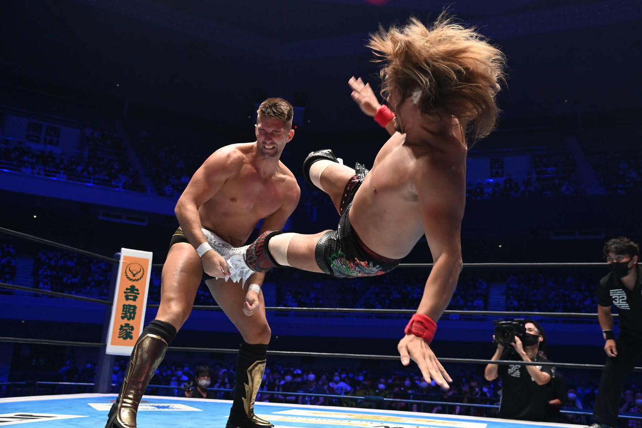 セイバーJr（奥）にドロップキックを見舞う内藤（提供・新日本プロレス）