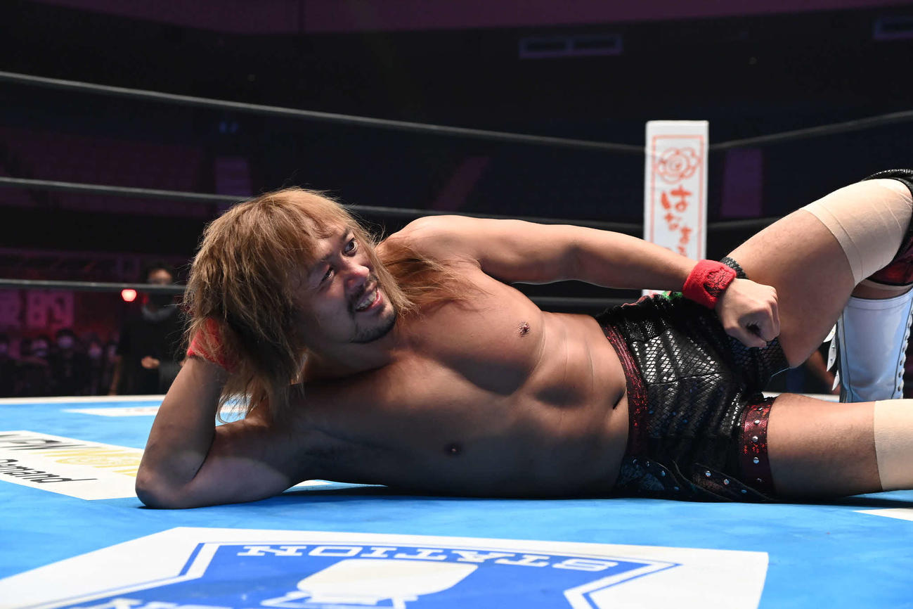 リングに寝そべる内藤（提供・新日本プロレス）