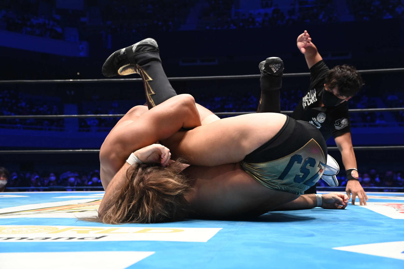 セイバーJrを丸め込む内藤（提供・新日本プロレス）