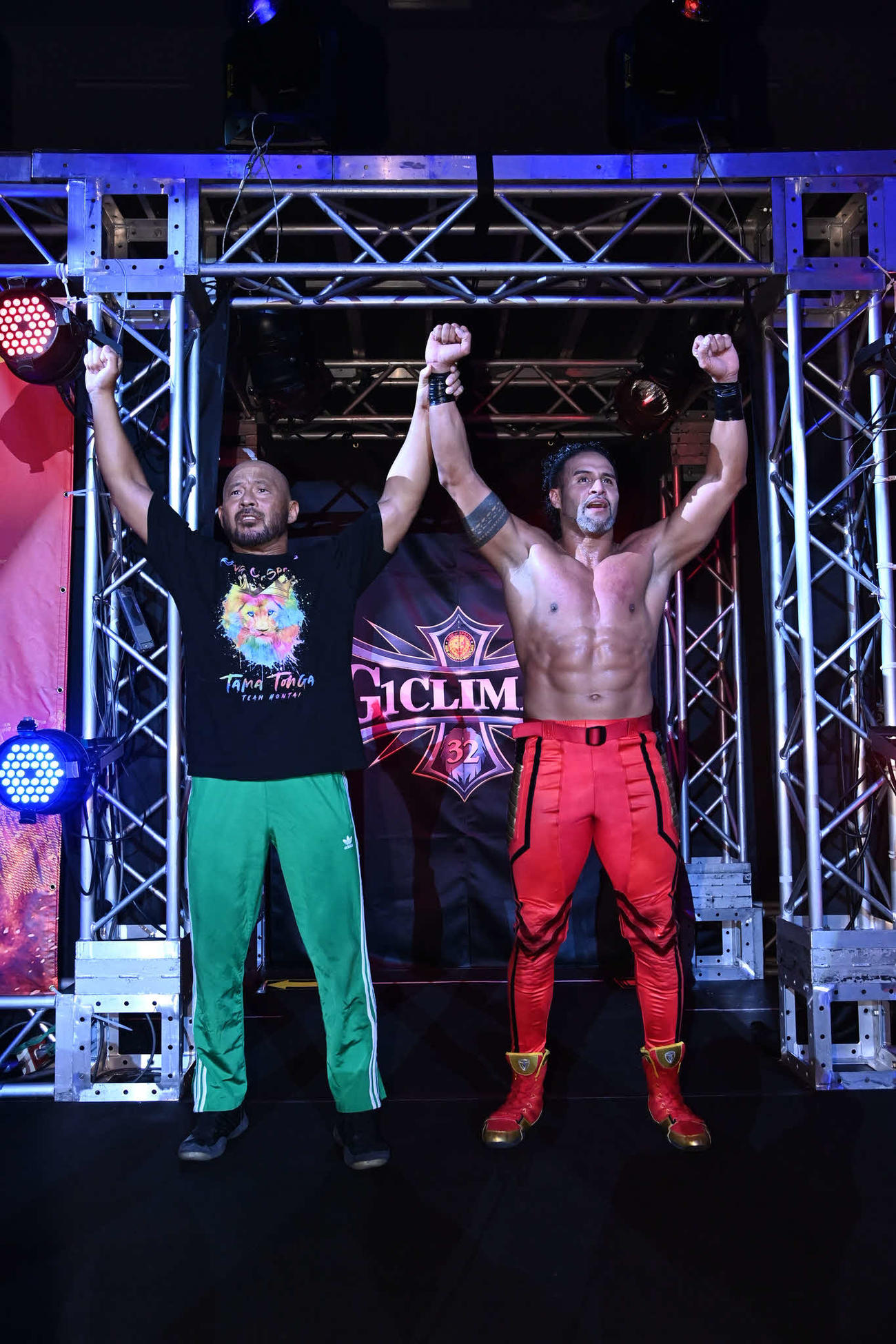 邪道（左）とともに勝利を喜ぶトンガ（新日本プロレス提供）