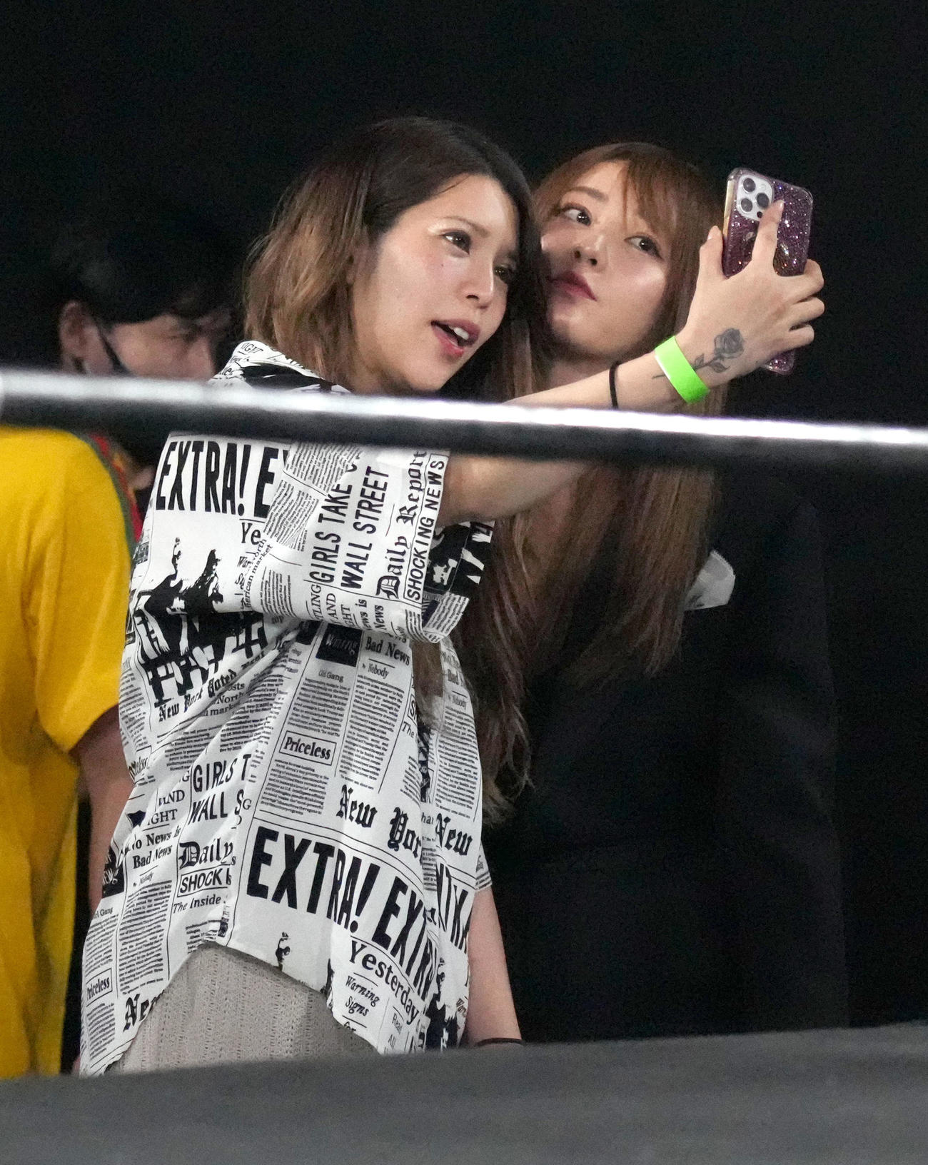 試合前にリングサイドで記念撮影する坂口杏里さん（左）とてんちむ（撮影・小沢裕）