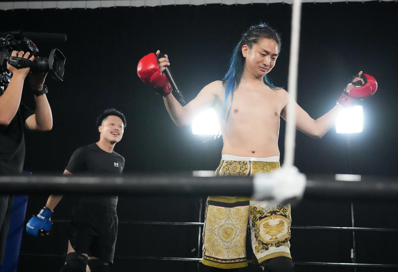 10人ニキDJ社長　試合前から舌戦を繰り広げる10人ニキ（左）とDJ社長（撮影・小沢裕）