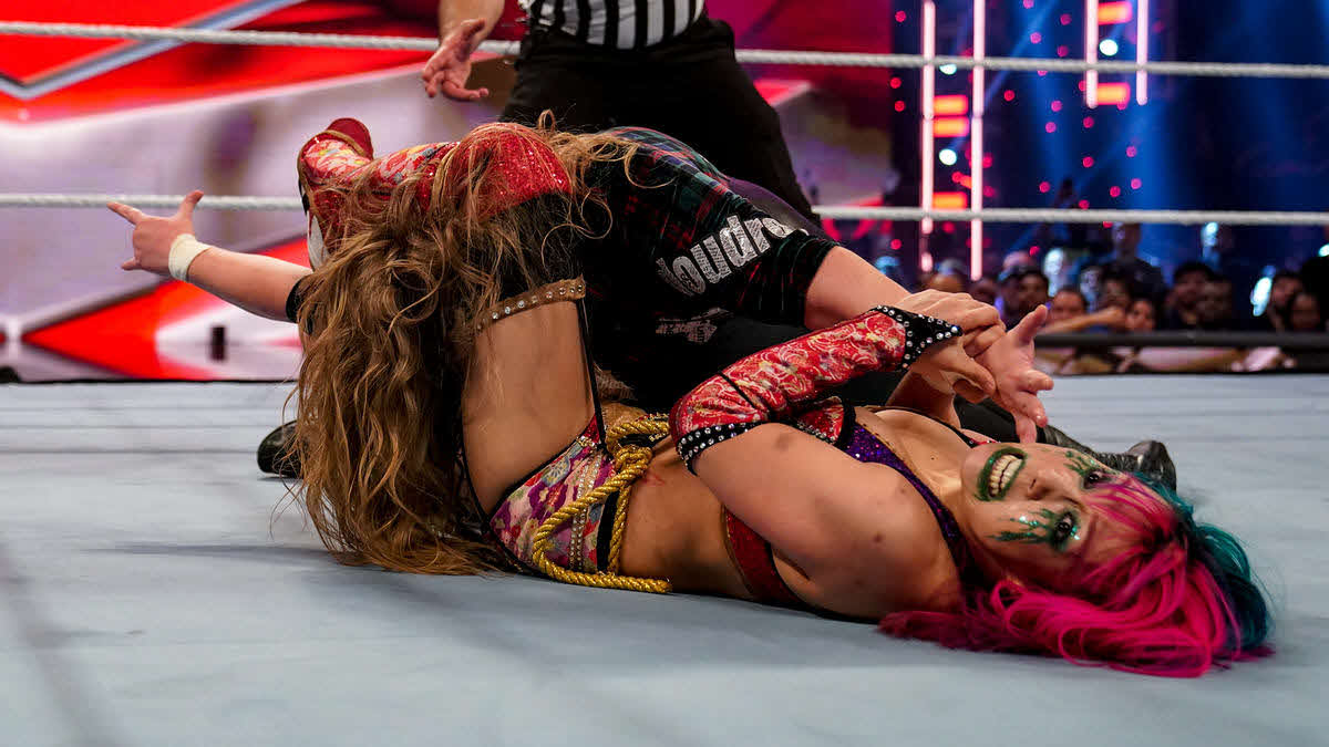 ドゥドロップ（左）に変形腕ひしぎ逆十字固めを仕掛けるアスカ（C）2022 WWE, Inc. All Rights Reserved.