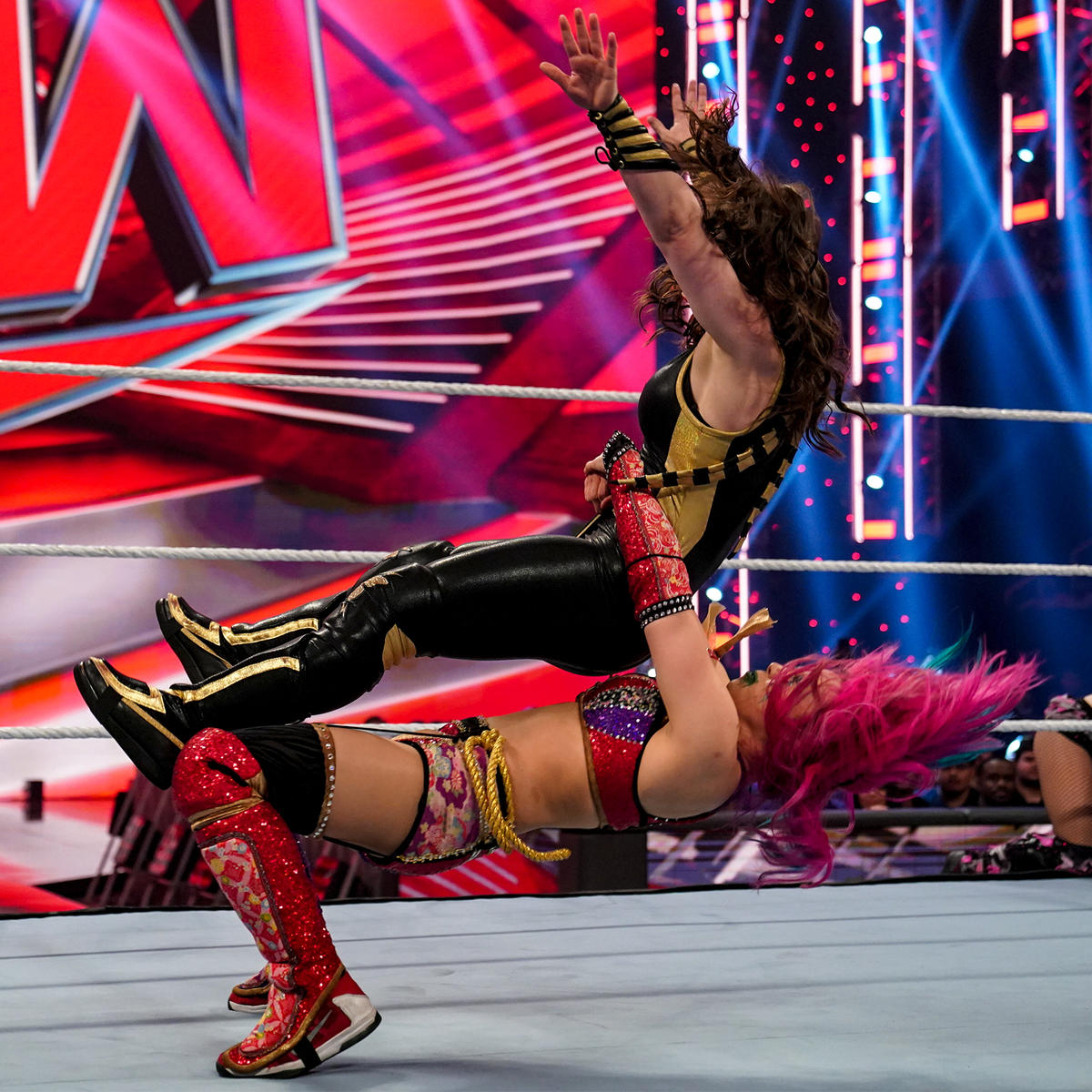 ニッキーA.S.H（上）から原爆固めを狙うアスカ（C）2022 WWE, Inc. All Rights Reserved.