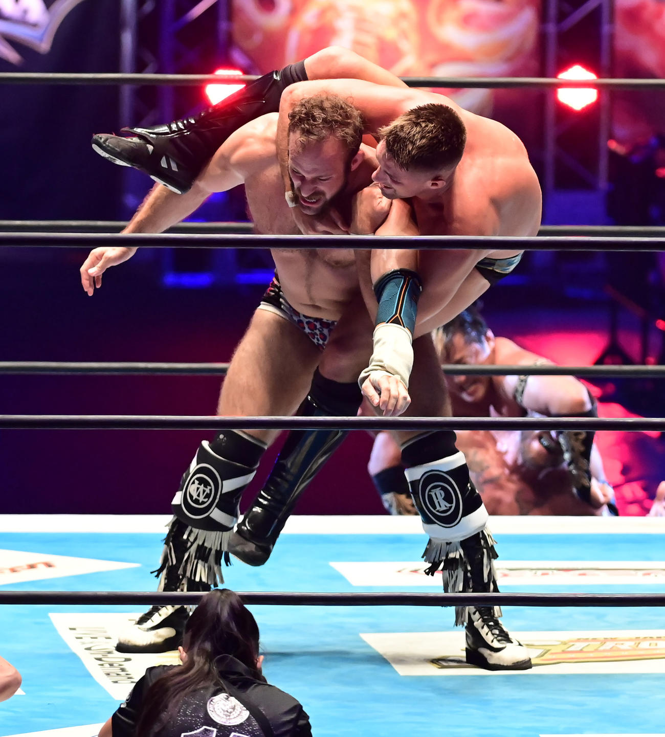 トム・ローラー（左）をフィニッシュ技に持ち込むザック・セイバーJr．（撮影・小沢裕）