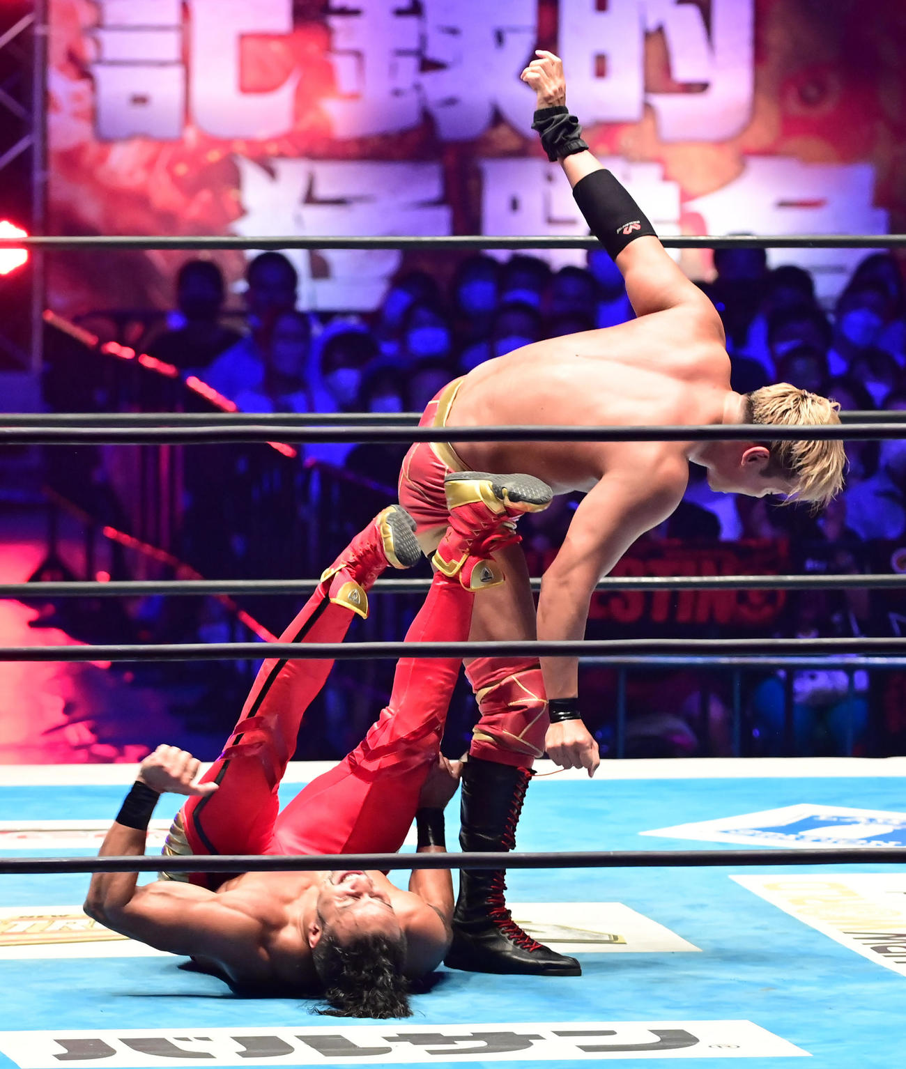 「G1クライマックス32」ファイナルトーナメント準決勝、オカダ・カズチカ対タマ・トンガ、タマ・トンガ（左）をレインメーカーで仕留めるオカダ・カズチカ（撮影・小沢裕）
