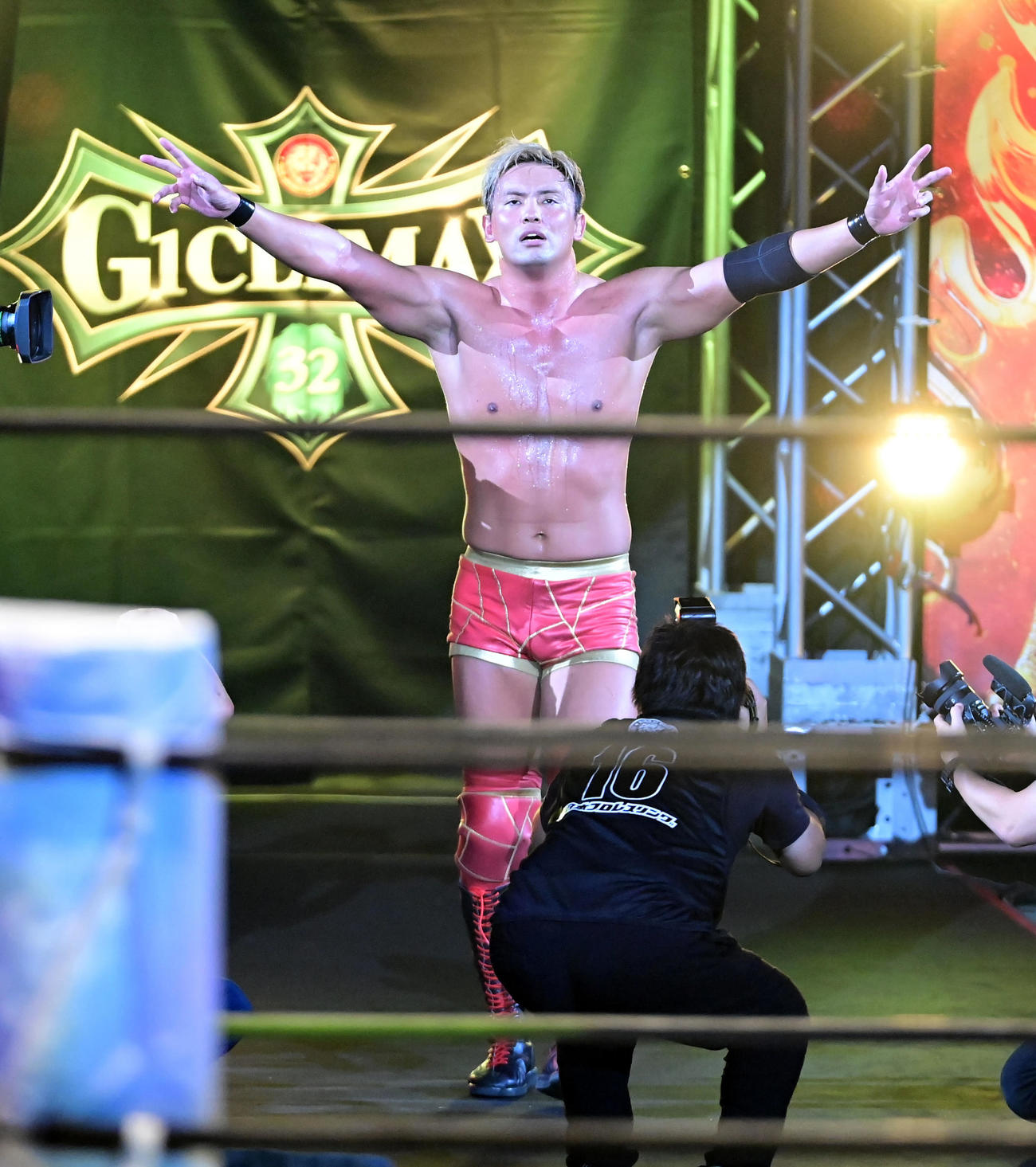 「G1クライマックス32」ファイナルトーナメント準決勝、オカダ・カズチカ対タマ・トンガ、決勝進出を果たし引き揚げるオカダ・カズチカ（撮影・小沢裕）