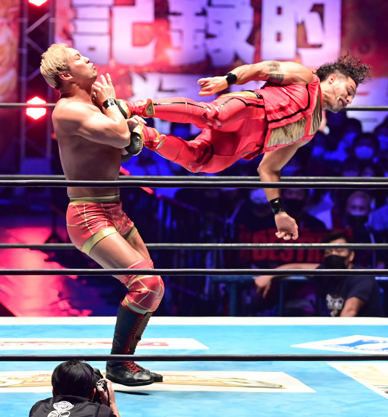 「G1クライマックス32」ファイナルトーナメント準決勝、オカダ・カズチカ対タマ・トンガ、タマ・トンガ（右）のドロップ・キックを受けるオカダ・カズチカ（撮影・小沢裕）