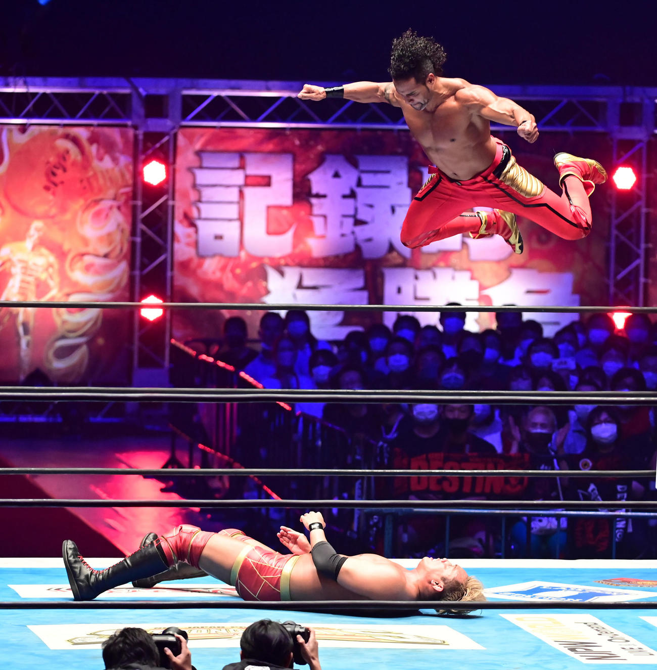 「G1クライマックス32」ファイナルトーナメント準決勝、オカダ・カズチカ対タマ・トンガ、タマ・トンガ（右）はオカダ・カズチカにフライングボディープレスを浴びせる（撮影・小沢裕）