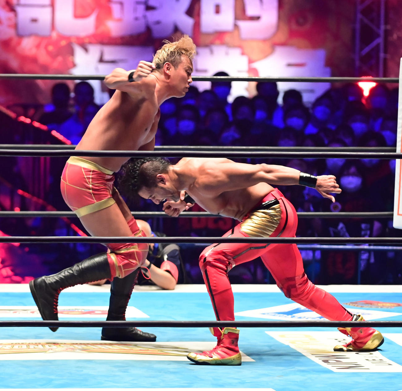 「G1クライマックス32」ファイナルトーナメント準決勝、オカダ・カズチカ対タマ・トンガ、タマ・トンガ（右）にレインメーカーをかわされるオカダ・カズチカ（撮影・小沢裕）