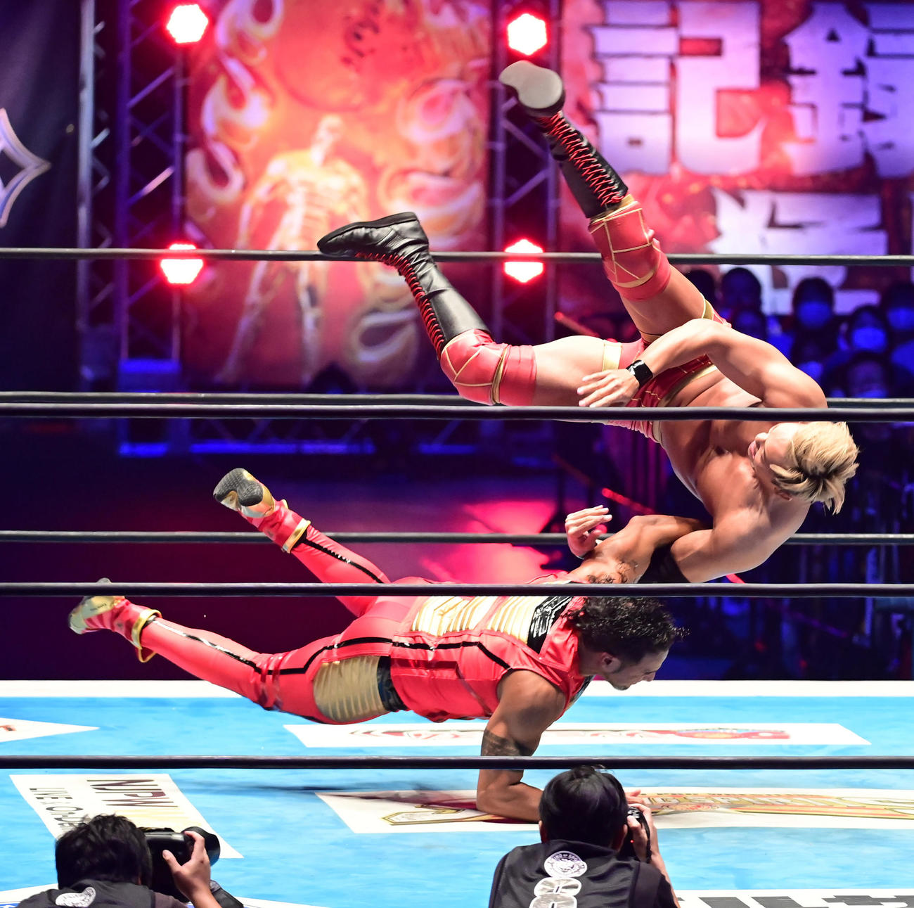 「G1クライマックス32」ファイナルトーナメント準決勝、オカダ・カズチカ対タマ・トンガ、タマ・トンガ（左）に投げられるオカダ・カズチカ（撮影・小沢裕）