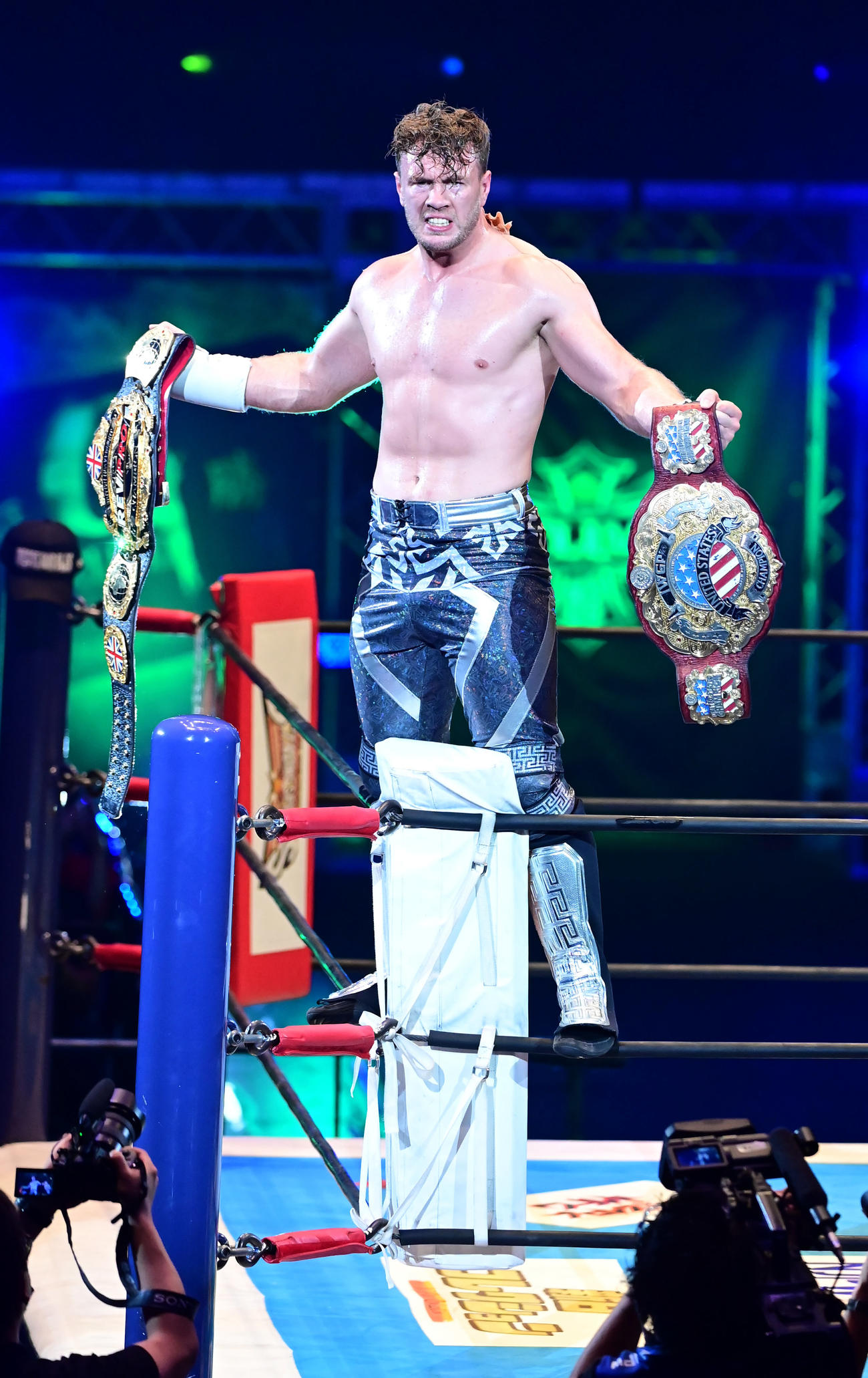 内藤を破って決勝進出を果たしコーナーでアピールするオスプレイ（撮影・小沢裕）