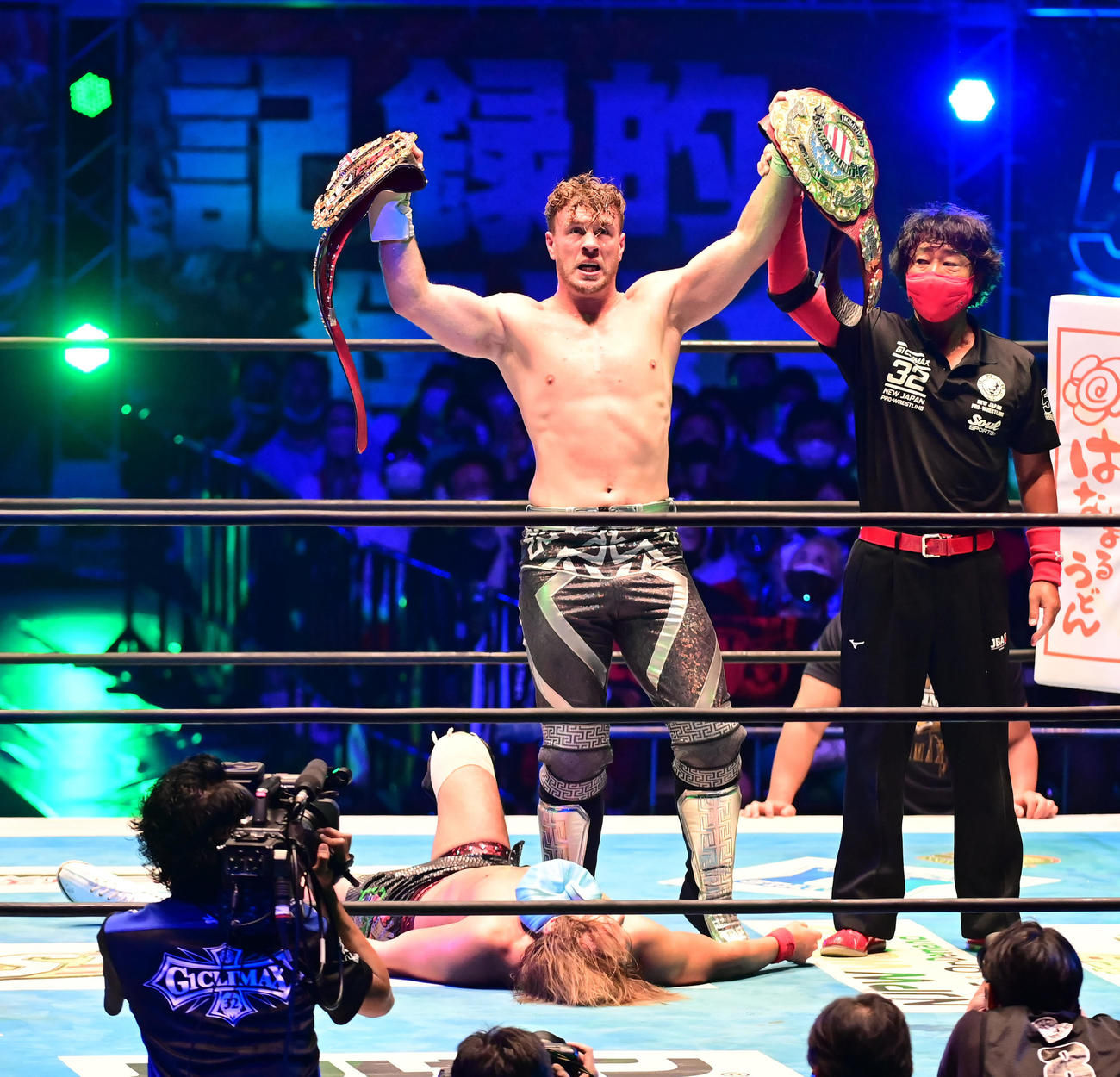 内藤（下）を破り決勝進出を果たしたオスプレイ（撮影・小沢裕）