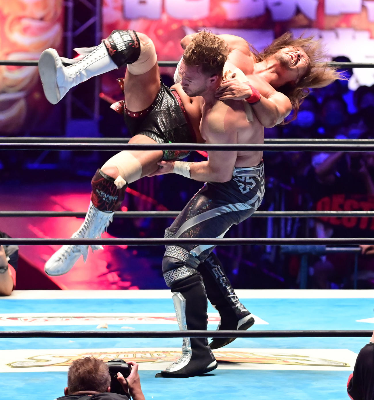 「G1クライマックス32」ファイナルトーナメント準決勝、内藤対ウィル・オスプレイ、内藤（上）をかつぎ上げるウィル・オスプレイ（撮影・小沢裕）