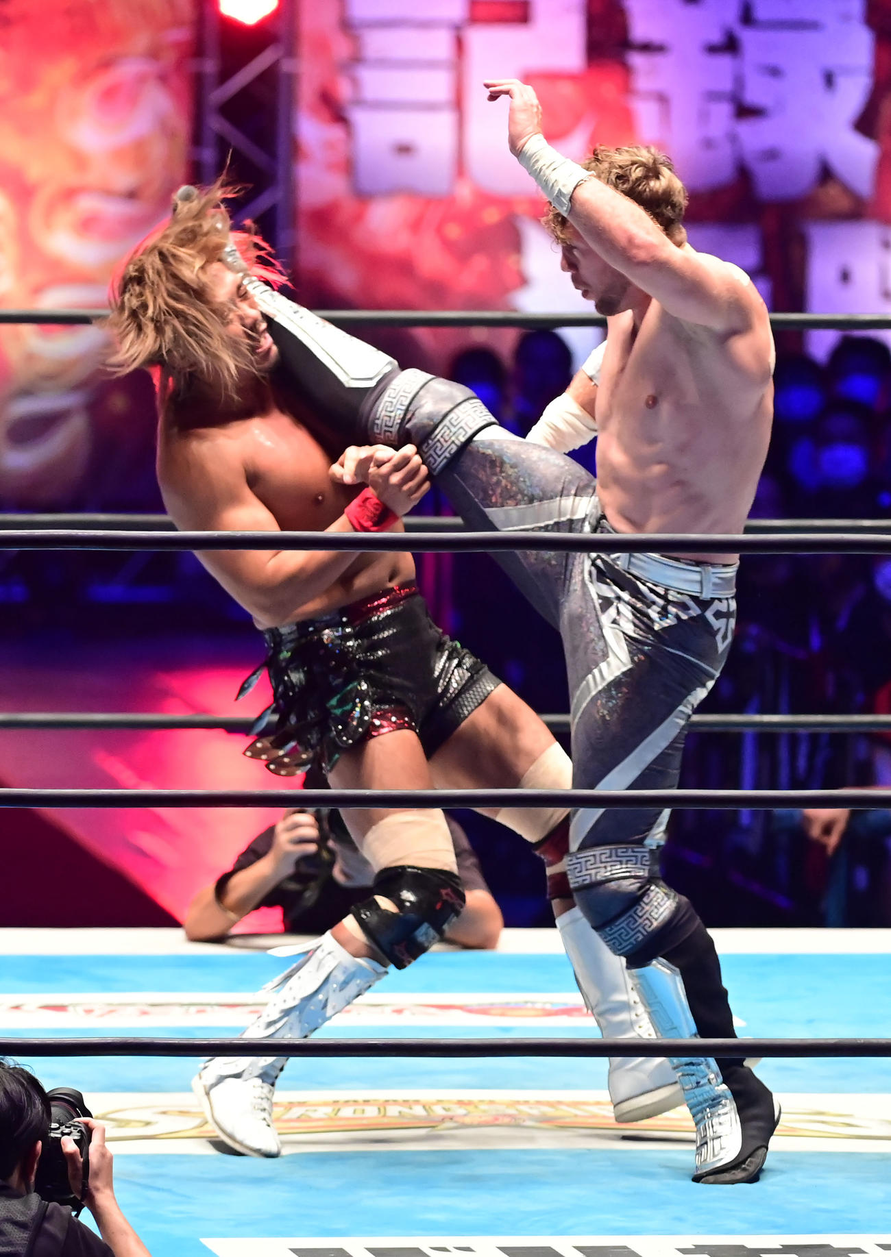 「G1クライマックス32」ファイナルトーナメント準決勝、内藤哲也対ウィル・オスプレイ、ウィル・オスプレイ（右）は内藤にキックを見舞う（撮影・小沢裕）