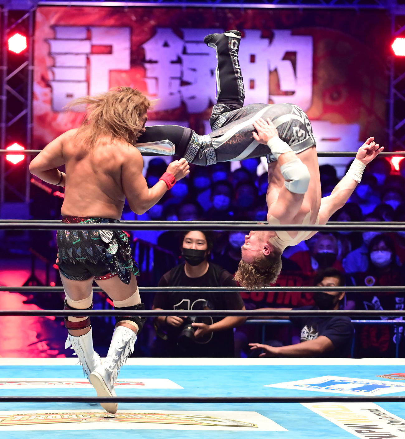オスプレイ（右）は内藤にアクロバティックな体勢からキックを見舞う（撮影・小沢裕）