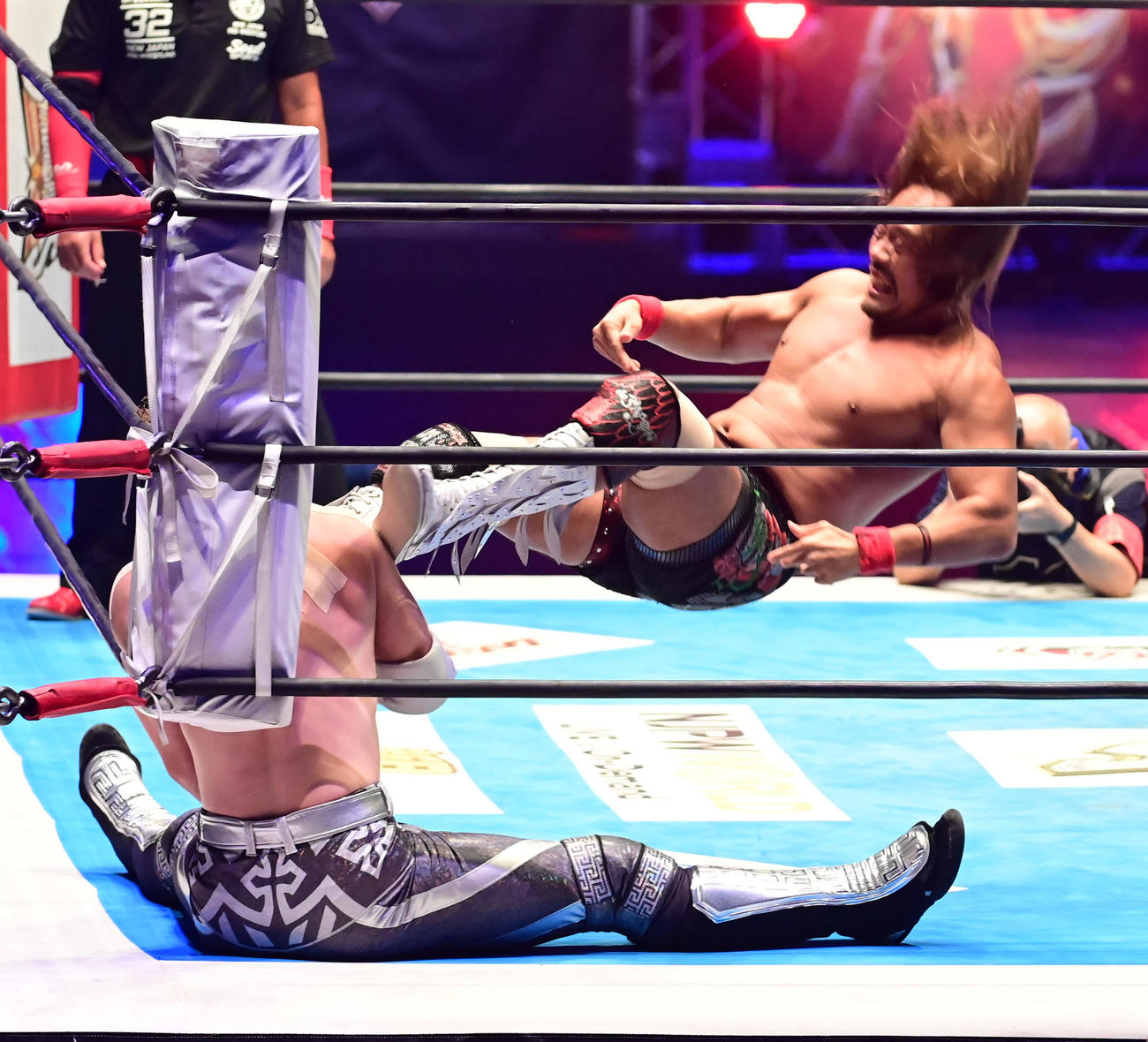 「G1クライマックス32」ファイナルトーナメント準決勝、内藤哲也対ウィル・オスプレイ、ウィル・オスプレイ（左）にキックを浴びせる内藤（撮影・小沢裕）